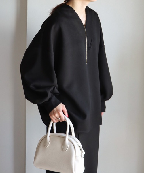 COURO(コウロ)の「ストレッチポンチボリュームスリーブVネックプルオーバー【セットアップ可能】(スウェット・レディース・テラコッタ/ブラック/グレイッシュベージュ・M)」の10枚目の写真