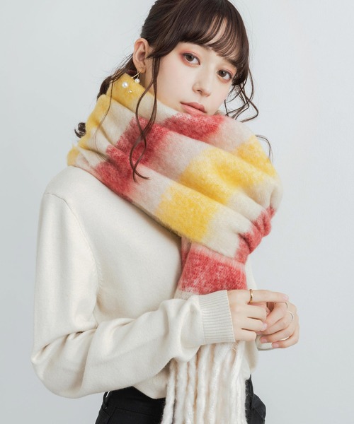 Rocky Monroe(ロッキーモンロー)の「モヘアタッチ フリンジ付きボリュームマフラー 無地・チェック柄・ボーダー柄(マフラー・レディース・ホワイト/ブラック/ベージュ/パープル/ブラウン/レッド/サックスブルー/ピンク/ブルー/グリーン/ライトグリーン/チェック/ロイヤルブルー/ピンク×イエロー/ブラウン系/カーキ系/グリーン系/ブルー系/イエロー系/ピンク系・FREE)」の17枚目の写真