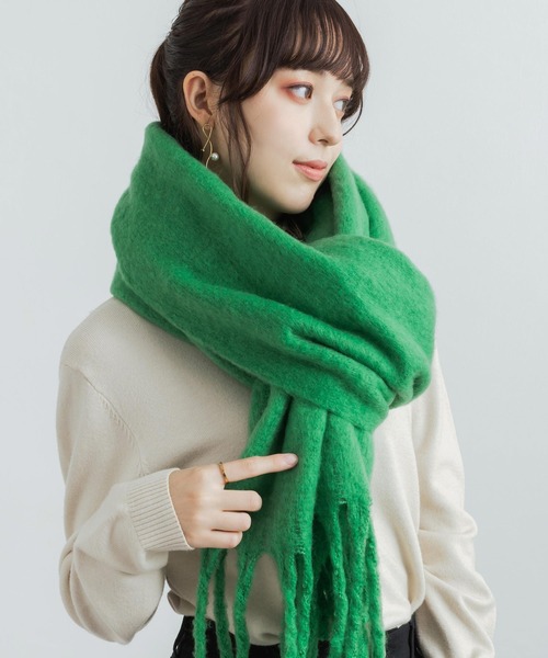 Rocky Monroe(ロッキーモンロー)の「モヘアタッチ フリンジ付きボリュームマフラー 無地・チェック柄・ボーダー柄(マフラー・レディース・ホワイト/ブラック/ベージュ/パープル/ブラウン/レッド/サックスブルー/ピンク/ブルー/グリーン/ライトグリーン/チェック/ロイヤルブルー/ピンク×イエロー/ブラウン系/カーキ系/グリーン系/ブルー系/イエロー系/ピンク系・FREE)」の7枚目の写真