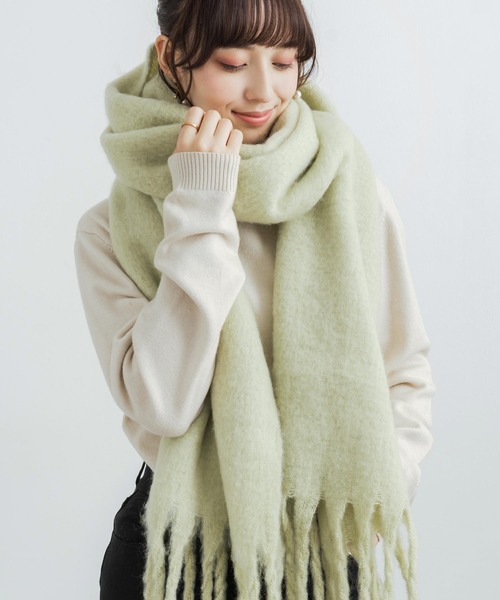 Rocky Monroe(ロッキーモンロー)の「モヘアタッチ フリンジ付きボリュームマフラー 無地・チェック柄・ボーダー柄(マフラー・レディース・ホワイト/ブラック/ベージュ/パープル/ブラウン/レッド/サックスブルー/ピンク/ブルー/グリーン/ライトグリーン/チェック/ロイヤルブルー/ピンク×イエロー/ブラウン系/カーキ系/グリーン系/ブルー系/イエロー系/ピンク系・FREE)」の8枚目の写真