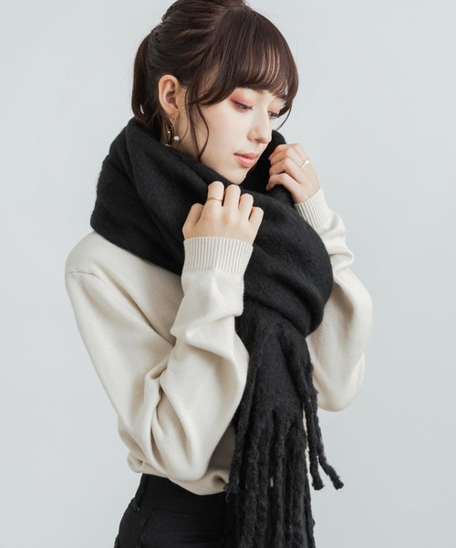 Rocky Monroe(ロッキーモンロー)の「モヘアタッチ フリンジ付きボリュームマフラー 無地・チェック柄・ボーダー柄(マフラー・レディース・ホワイト/ブラック/ベージュ/パープル/ブラウン/レッド/サックスブルー/ピンク/ブルー/グリーン/ライトグリーン/チェック/ロイヤルブルー/ピンク×イエロー/ブラウン系/カーキ系/グリーン系/ブルー系/イエロー系/ピンク系・FREE)」の3枚目の写真