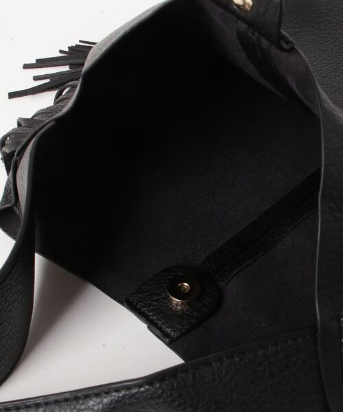 manana suerte（マニャーナスエルテ）の「フェイクレザーフリンジワンハンドルショルダーBAG（ショルダーバッグ・レディース・レッド/ブラック・FREE）」の6枚目の写真