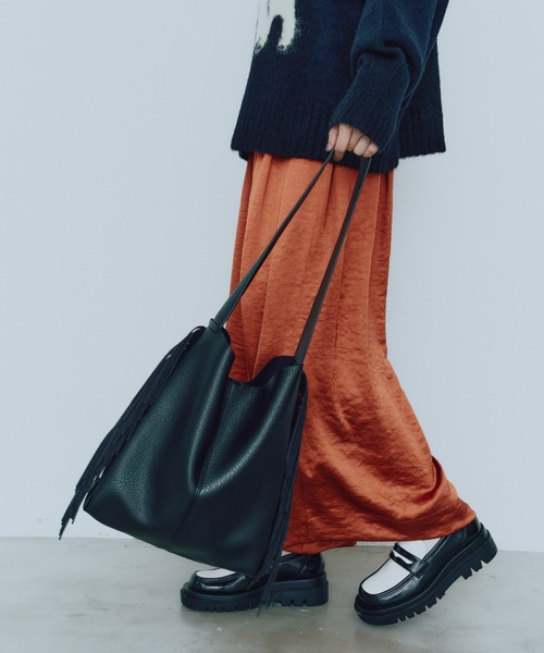 manana suerte（マニャーナスエルテ）の「フェイクレザーフリンジワンハンドルショルダーBAG（ショルダーバッグ・レディース・レッド/ブラック・FREE）」の4枚目の写真