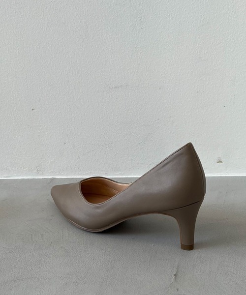 Doux archives（ドゥアルシーヴ）の「Vカットポインテッドトゥ