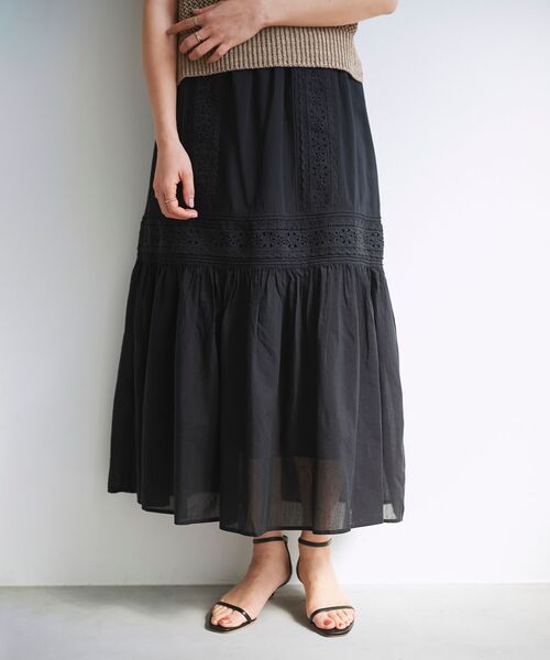le.coeur blanc(ルクールブラン)の「ティアードレーススカート(スカート・レディース・ブラック/オフホワイト・38)」の2枚目の写真