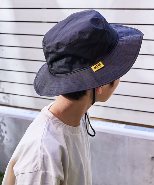 KiU（キウ）の「紫外線防止キッズサンシェードUVハット（ハット・キッズ・ブラック系その他/カーキ/ブラック/カラフル/ダークネイビー/サンドベージュ/ベージュ/ブルー系その他/タイガーカモ・SMALL/MEDIUM/LARGE）」の2枚目の写真