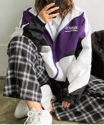 3色の配色切替が目をひくシャカシャカブルゾン
