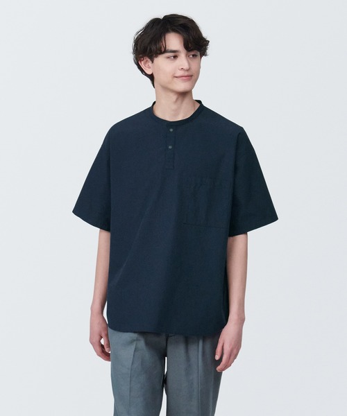 無印良品（ムジルシリョウヒン）の「紳士　涼感ヘンリーネック半袖布帛Ｔシャツ（シャツ/ブラウス・メンズ・ダークグレー/グレー系その他2/スモーキーグリーン系/ライトグリーン系1/ネイビー/ブラック/ホワイト・XS/XL/L/M/S）」の7枚目の写真