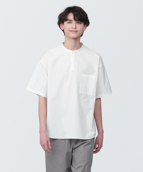 無印良品（ムジルシリョウヒン）の「紳士　涼感ヘンリーネック半袖布帛Ｔシャツ（シャツ/ブラウス・メンズ・ダークグレー/グレー系その他2/スモーキーグリーン系/ライトグリーン系1/ネイビー/ブラック/ホワイト・XS/XL/L/M/S）」の2枚目の写真