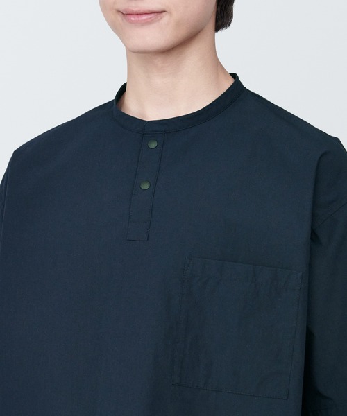 無印良品（ムジルシリョウヒン）の「紳士　涼感ヘンリーネック半袖布帛Ｔシャツ（シャツ/ブラウス・メンズ・ダークグレー/グレー系その他2/スモーキーグリーン系/ライトグリーン系1/ネイビー/ブラック/ホワイト・XS/XL/L/M/S）」の9枚目の写真