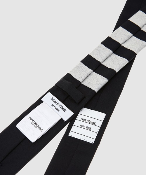 THOM BROWNE(トムブラウン)の「CLASSIC TIE W/ 4BAR IN PLAIN WEAVE SUITING(ネクタイ・メンズ・グレー/ネイビー・ONE SIZE)」の4枚目の写真