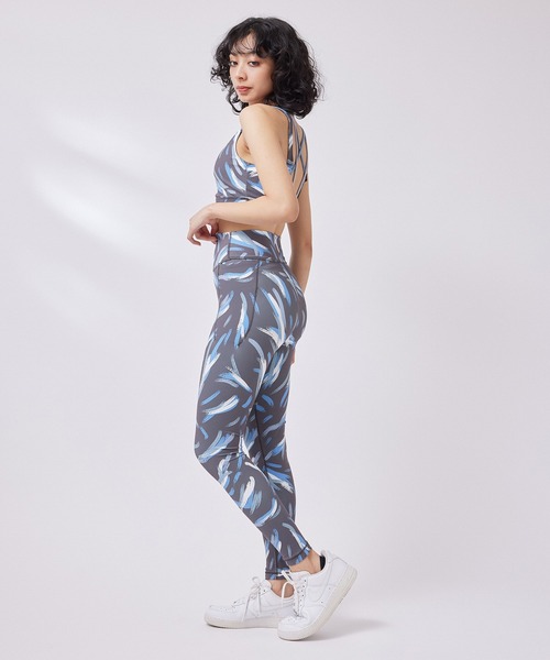 NERGY（ナージー）の「【skin wear】UV＆水陸両用＆保湿 ニュアンスプリントブラトップス（スポーツブラ・レディース・ライトグレー/スミクロ・S/M/L）」の16枚目の写真