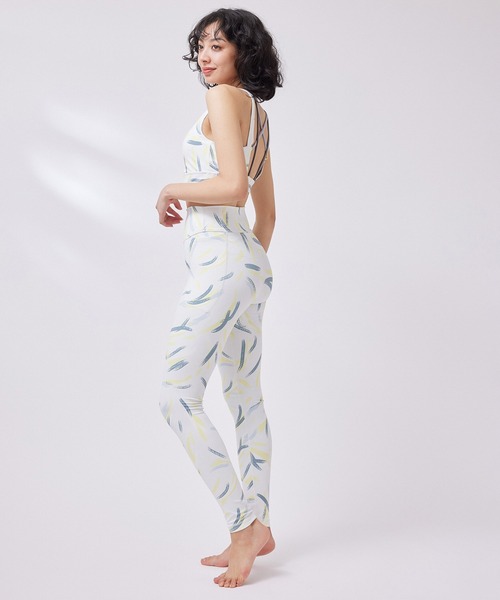 NERGY（ナージー）の「【skin wear】UV＆水陸両用＆保湿 ニュアンスプリントブラトップス（スポーツブラ・レディース・ライトグレー/スミクロ・S/M/L）」の9枚目の写真