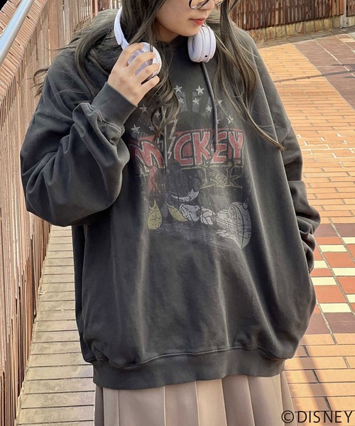Disney（ディズニー）の「Disney/ディズニー 別注 ミッキーマウス オーバーサイズ ピグメント ヴィンテージ加工 ロックテイスト 裏起毛 スウェット パーカー/長袖 トップス プルオーバー/レディース メンズ（パーカー・レディース・ブラック系その他2/ブラック系その他/ブラック系その他3・M/L）」の17枚目の写真
