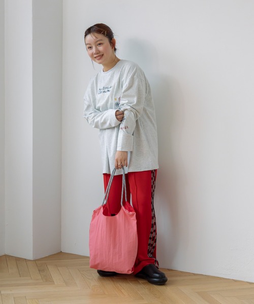 KBF(ケイビーエフ)の「エンブロイダリーロンTEE(Tシャツ/カットソー・レディース・ライトグレー/グリーン・ONE)」の3枚目の写真