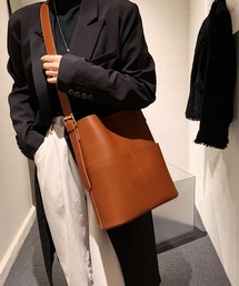 外ポケットスクエア縦型バケツシルエットショルダー