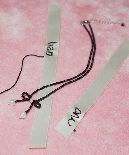 ANU（アヌ）の「ribbon beads choker - リボンビーズチョーカー（ネックレス・レディース・ブラック/ホワイト・FREE）」の3枚目の写真