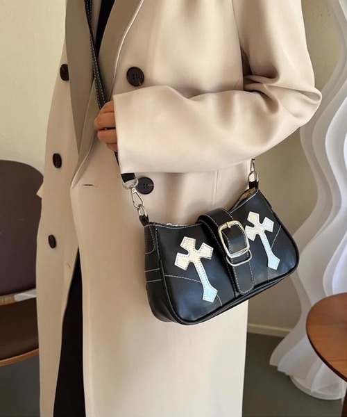 shopnikoniko(ショップニコニコ)の「十字架 チェーン付き ハーフムーンバッグ シルバー(ショルダーバッグ・レディース・シルバー/ホワイト/ブラック・フリー)」の4枚目の写真