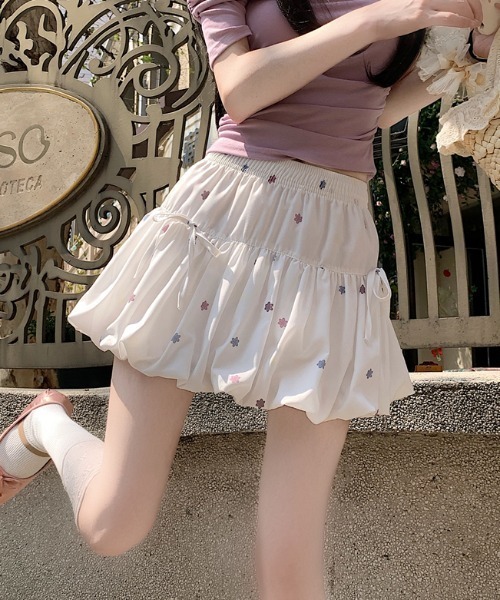 Sibra（シブラ）の「新柄登場！インナーパンツ付きフロントリボンバルーンナイロンフレアミニスカート（スカート・レディース・ブラック/グレー/ホワイト/ホワイト系その他/ブルー・M）」の3枚目の写真