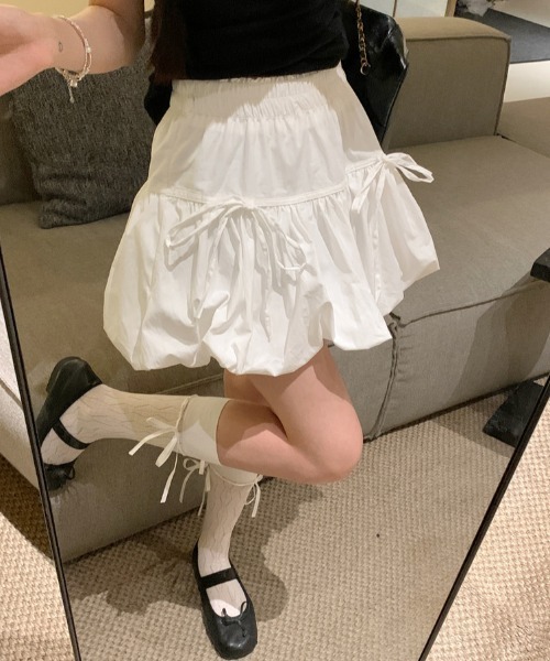 Sibra（シブラ）の「新柄登場！インナーパンツ付きフロントリボンバルーンナイロンフレアミニスカート（スカート・レディース・ブラック/グレー/ホワイト/ホワイト系その他/ブルー・M）」の2枚目の写真