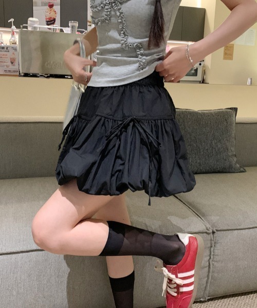 Sibra（シブラ）の「新柄登場！インナーパンツ付きフロントリボンバルーンナイロンフレアミニスカート（スカート・レディース・ブラック/グレー/ホワイト/ホワイト系その他/ブルー・M）」の4枚目の写真