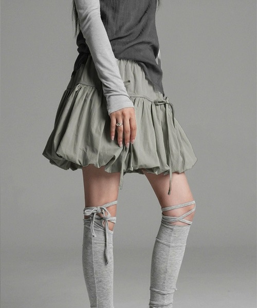 Sibra（シブラ）の「新柄登場！インナーパンツ付きフロントリボンバルーンナイロンフレアミニスカート（スカート・レディース・ブラック/グレー/ホワイト/ホワイト系その他/ブルー・M）」の15枚目の写真