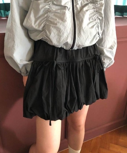 Sibra（シブラ）の「新柄登場！インナーパンツ付きフロントリボンバルーンナイロンフレアミニスカート（スカート・レディース・ブラック/グレー/ホワイト/ホワイト系その他/ブルー・M）」の20枚目の写真