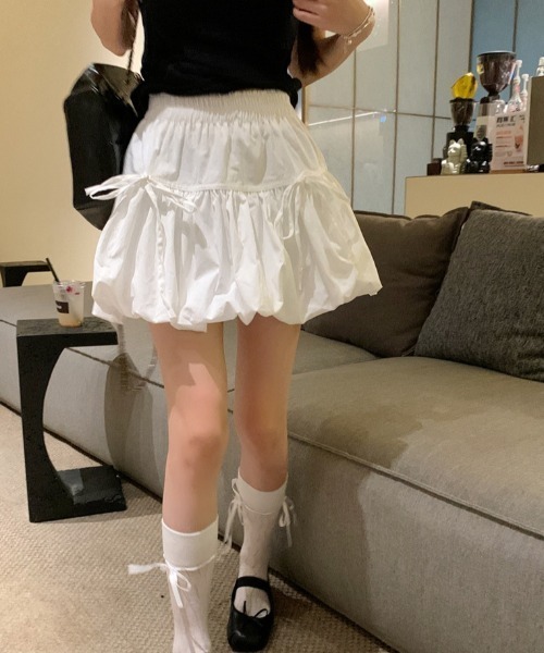 Sibra（シブラ）の「新柄登場！インナーパンツ付きフロントリボンバルーンナイロンフレアミニスカート（スカート・レディース・ブラック/グレー/ホワイト/ホワイト系その他/ブルー・M）」の6枚目の写真