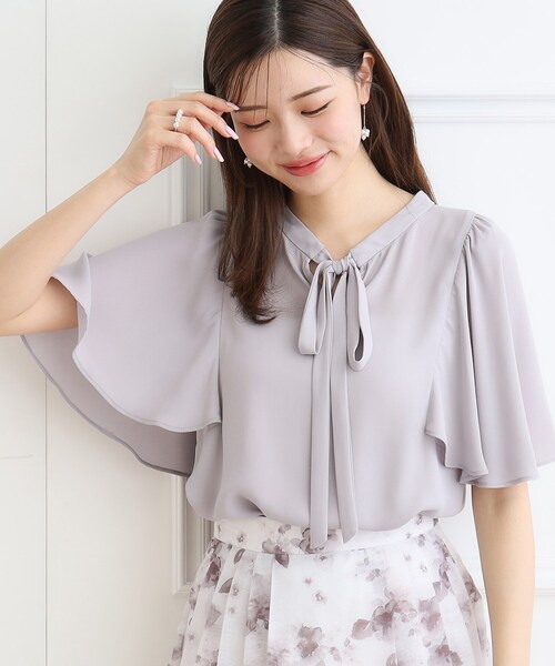 couture brooch(クチュールブローチ)の「◆【前後2WAY/マシンウォッシャブル】袖フレアリボンブラウス(シャツ/ブラウス・レディース・ピンク/オフホワイト/ライトグレー/ブラック・40/42/38)」の3枚目の写真