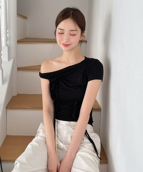 by muni:r（バイ ムニール）の「アンバランスリボンストラップTシャツ（Tシャツ/カットソー・レディース・ブラック/ホワイト/チャコール・FREE）」の2枚目の写真