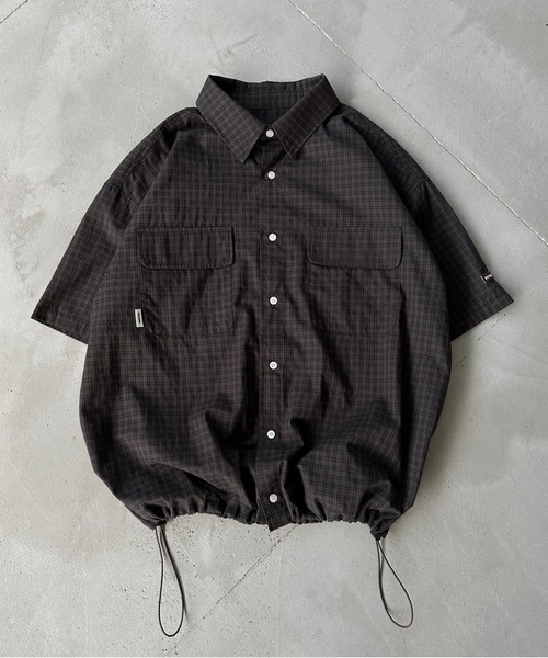 Perushu（ペルーシュ）の「ドローコード付きダブルポケットチェックシャツ（シャツ/ブラウス・メンズ・ダークブラウン/ライトカーキ/ベージュ・MEDIUM/LARGE）」の2枚目の写真