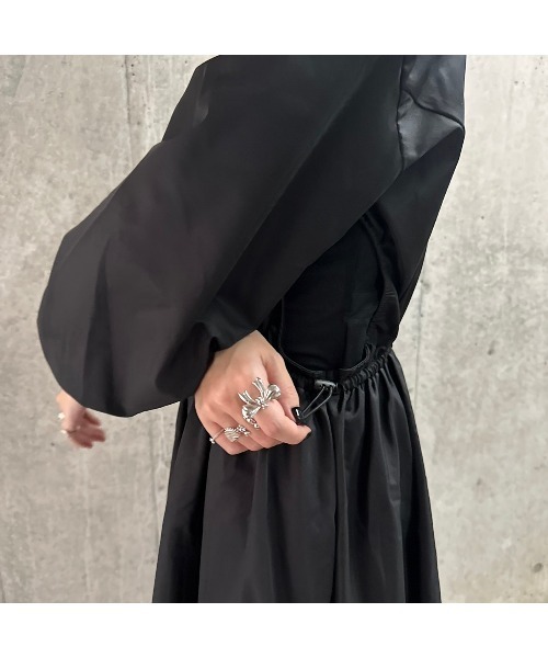 【新品タグ付き】CAROLINA GLASER サテンギャザーワンピース 黒 新品タグ付き】CAROLINA GLASER サテンギャザーワンピース 黒