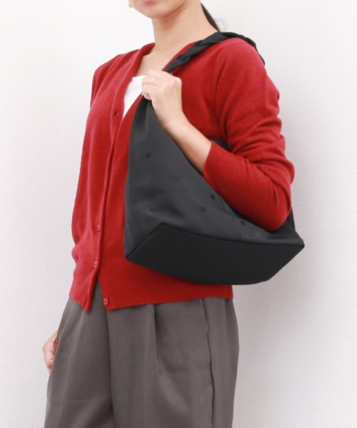 cache cache（カシュ カシュ）の「カシュカシュ cachecache / 三つ編みハンドルドット刺繍トート（トートバッグ・レディース・ブラック/アイボリー/ブルー・FREE）」の2枚目の写真