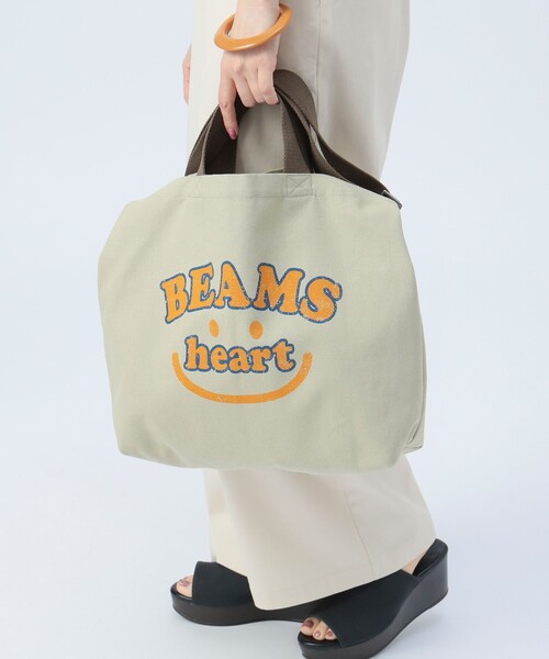BEAMS HEART(ビームスハート)の「スマイル カスレロゴ バッグ(A4サイズ収納可能)(トートバッグ・レディース・ホワイト系その他5/オリーブ/ベージュ・ONE SIZE)」の2枚目の写真