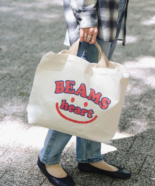 BEAMS HEART(ビームスハート)の「スマイル カスレロゴ バッグ(A4サイズ収納可能)(トートバッグ・レディース・ホワイト系その他5/オリーブ/ベージュ・ONE SIZE)」の8枚目の写真