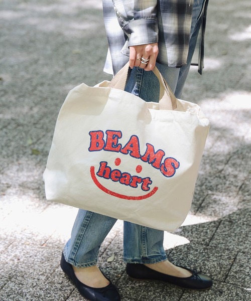 BEAMS HEART(ビームスハート)の「スマイル カスレロゴ バッグ(A4サイズ収納可能)(トートバッグ・レディース・ホワイト系その他5/オリーブ/ベージュ・ONE SIZE)」の4枚目の写真