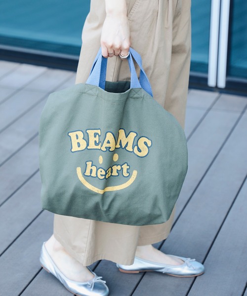 BEAMS HEART(ビームスハート)の「スマイル カスレロゴ バッグ(A4サイズ収納可能)(トートバッグ・レディース・ホワイト系その他5/オリーブ/ベージュ・ONE SIZE)」の6枚目の写真
