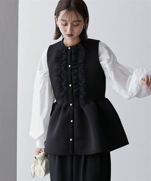 nissen（ニッセン）の「パール風ボタン付ペプラムベスト（ベスト・レディース・アイボリー/ブラック・M/L）」の2枚目の写真