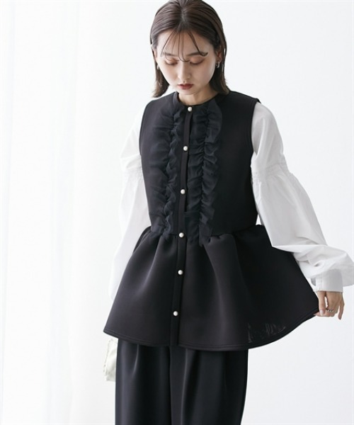 nissen（ニッセン）の「パール風ボタン付ペプラムベスト（ベスト・レディース・アイボリー/ブラック・M/L）」の3枚目の写真