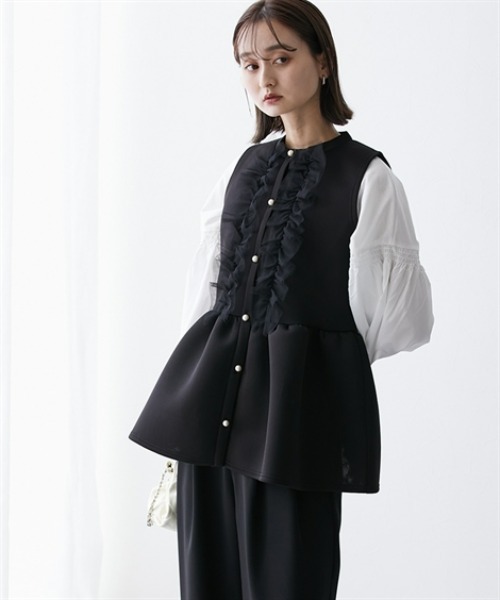 nissen（ニッセン）の「パール風ボタン付ペプラムベスト（ベスト・レディース・アイボリー/ブラック・M/L）」の4枚目の写真