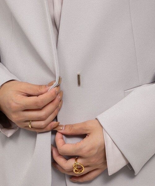 NOLLEY’S Sophi（ノーリーズソフィ）の「《セットアップ対応》ウォッシャブルウール調サージノーカラージャケット（ノーカラージャケット・レディース・ネイビー/グレイッシュベージュ/オフホワイト/ブラック・38/36/40）」の6枚目の写真