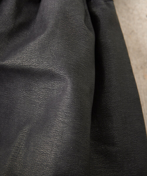 WHIMSIC（ウィムジック）の「【UNISEX】ヴィーガンレザーエフェクトバッグ（トートバッグ・メンズ・ブラック/ブラウン・FREE）」の3枚目の写真