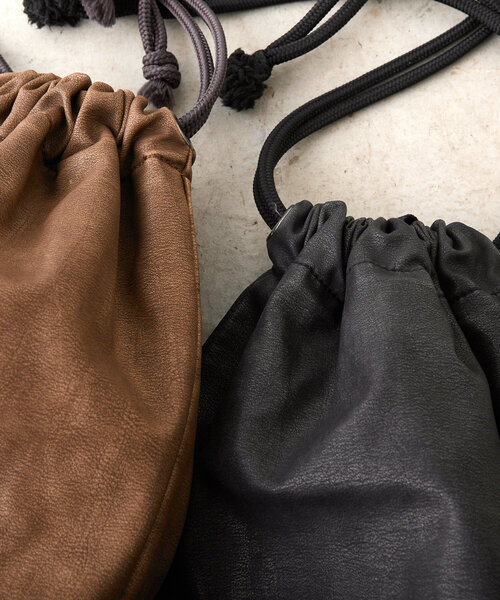 WHIMSIC（ウィムジック）の「【UNISEX】ヴィーガンレザーエフェクトバッグ（トートバッグ・メンズ・ブラック/ブラウン・FREE）」の11枚目の写真