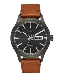 【NIXON/ニクソン】Sentry Solar Leather　アナログ　ソーラーパワー式　時計　ビジネスシーンにもおすすめのデザイン