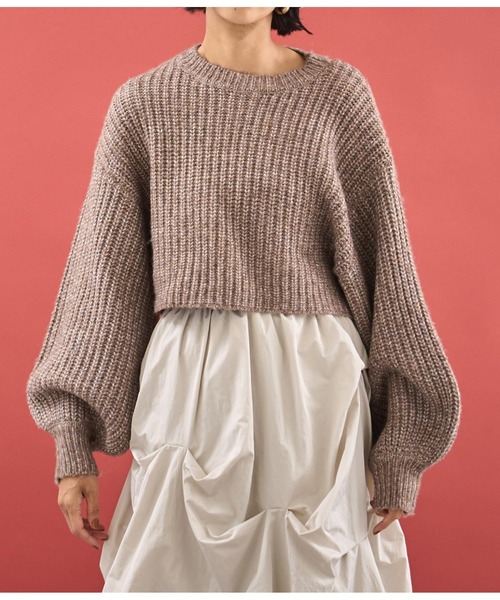Settimissimo（セッティミッシモ）の「アパルカタッチボリュームスリーブクロップドニット（ニット/セーター・レディース・ダークグレー/グレイッシュベージュ・FREE）」の2枚目の写真