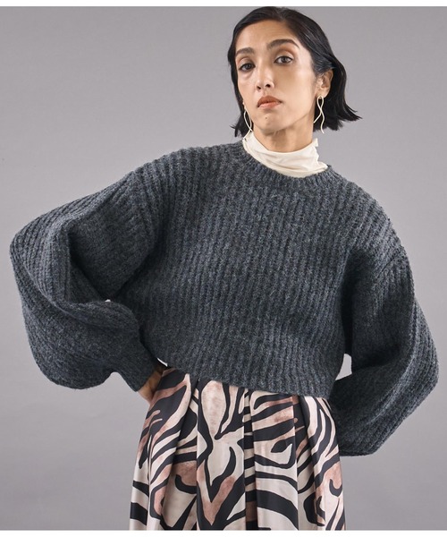 Settimissimo（セッティミッシモ）の「アパルカタッチボリュームスリーブクロップドニット（ニット/セーター・レディース・ダークグレー/グレイッシュベージュ・FREE）」の3枚目の写真