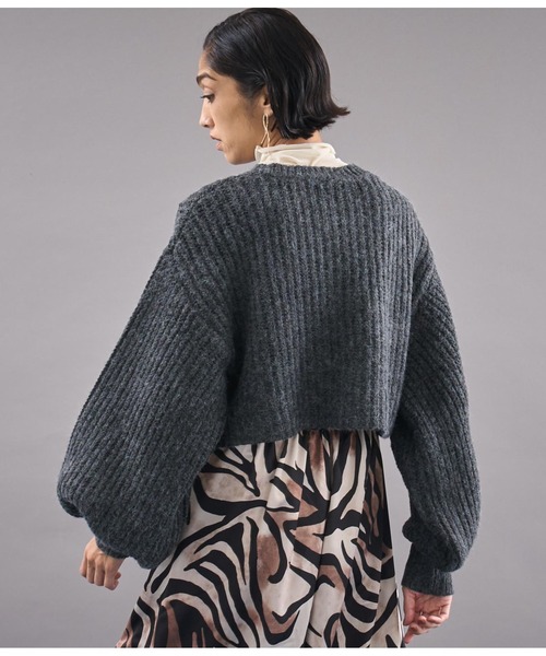 Settimissimo（セッティミッシモ）の「アパルカタッチボリュームスリーブクロップドニット（ニット/セーター・レディース・ダークグレー/グレイッシュベージュ・FREE）」の5枚目の写真