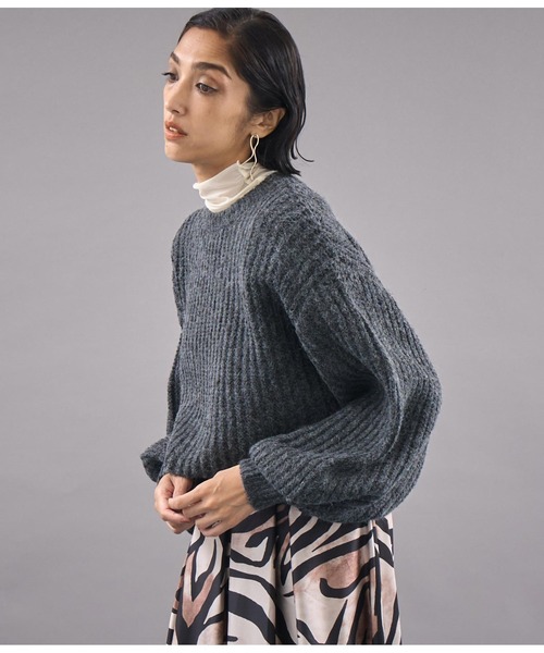 Settimissimo（セッティミッシモ）の「アパルカタッチボリュームスリーブクロップドニット（ニット/セーター・レディース・ダークグレー/グレイッシュベージュ・FREE）」の4枚目の写真