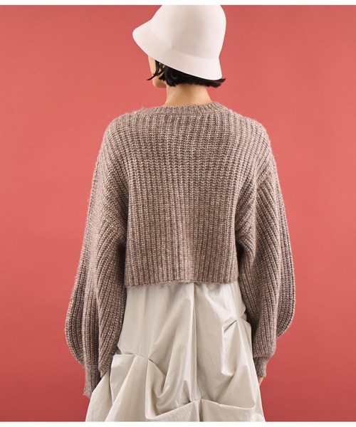 Settimissimo（セッティミッシモ）の「アパルカタッチボリュームスリーブクロップドニット（ニット/セーター・レディース・ダークグレー/グレイッシュベージュ・FREE）」の13枚目の写真
