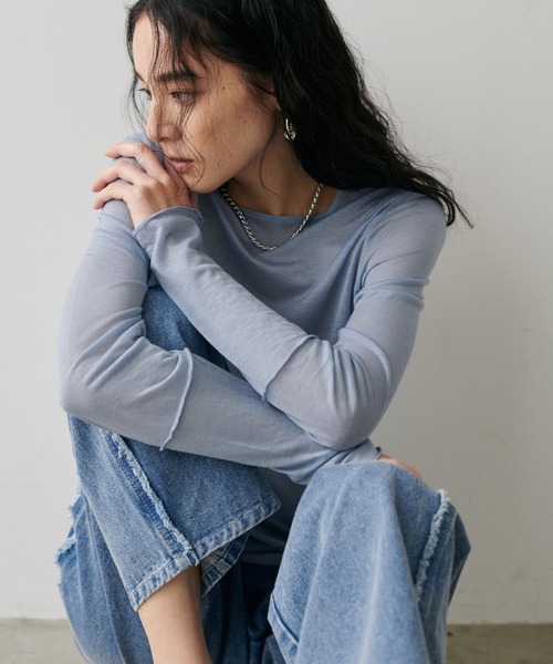 LARUTA(ラルータ)の「【LARUTA】シアー天竺クルーネックカットソー(Tシャツ/カットソー・レディース・オフホワイト/ブラック/グレイッシュベージュ/サックスブルー・FREE)」の2枚目の写真